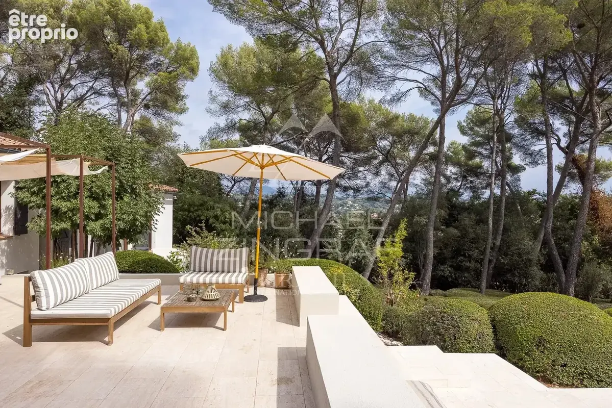 Proche Saint-Paul-de-Vence : Propriété rénovée au sein d'un parc paysager de 6000m2 - photo 4