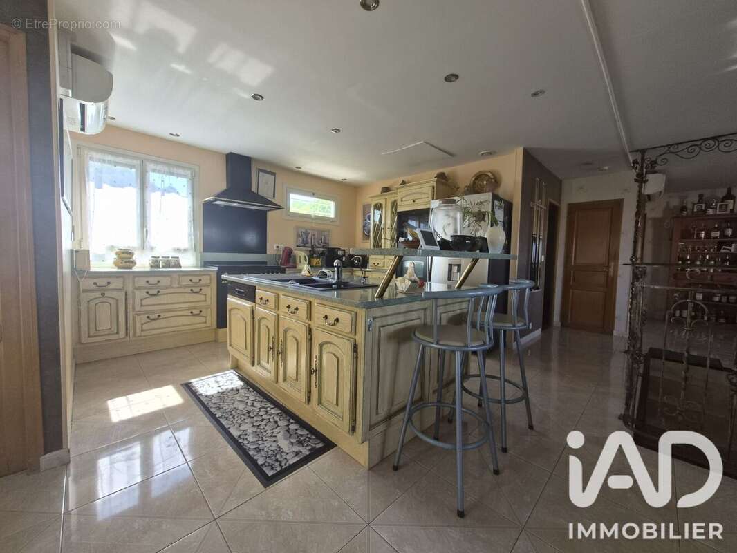 Maison 270 m² à Veron  - photo 2