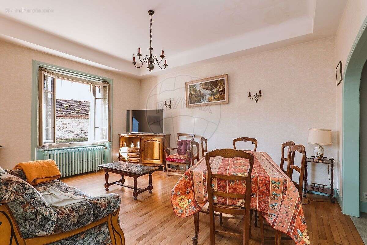 Maison à BELLENAVES