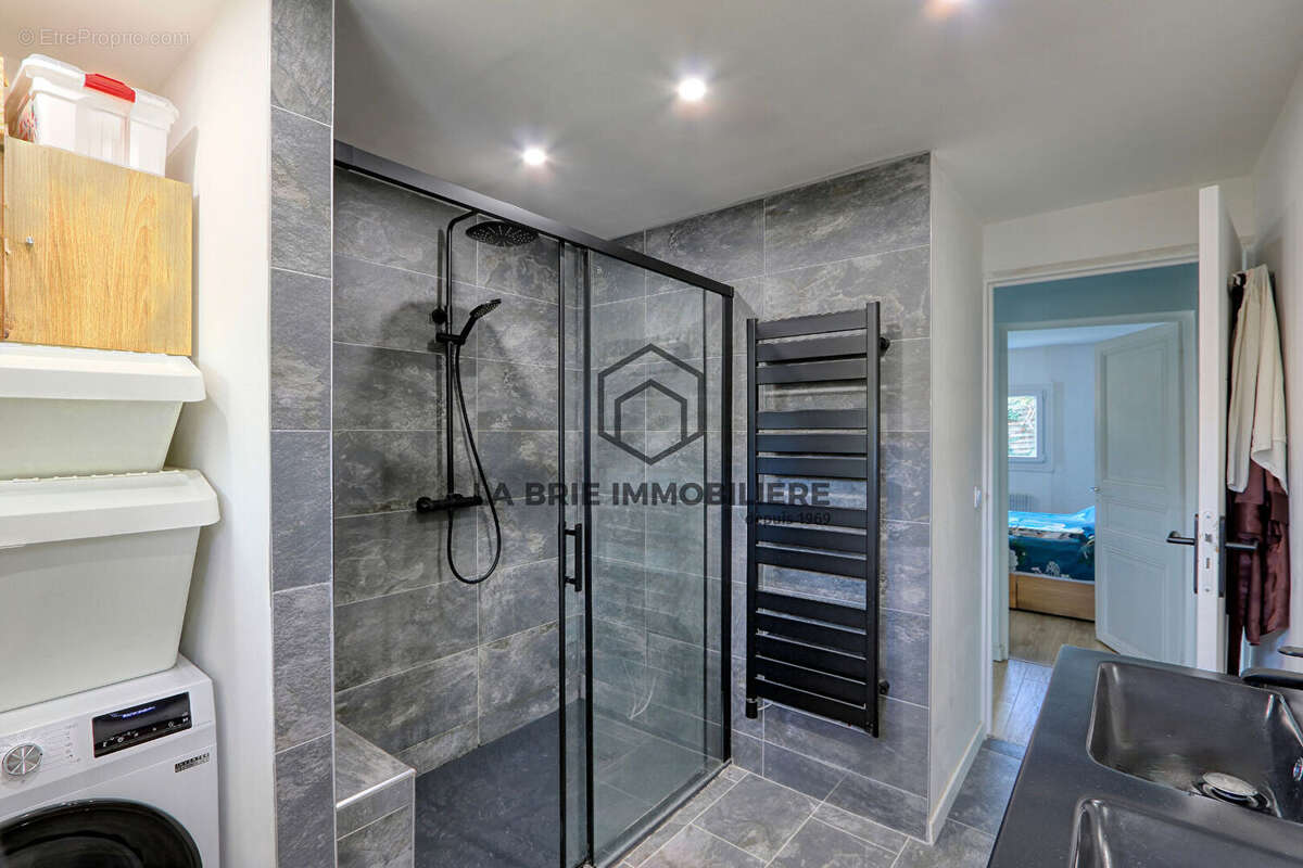 Maison à MANDRES-LES-ROSES