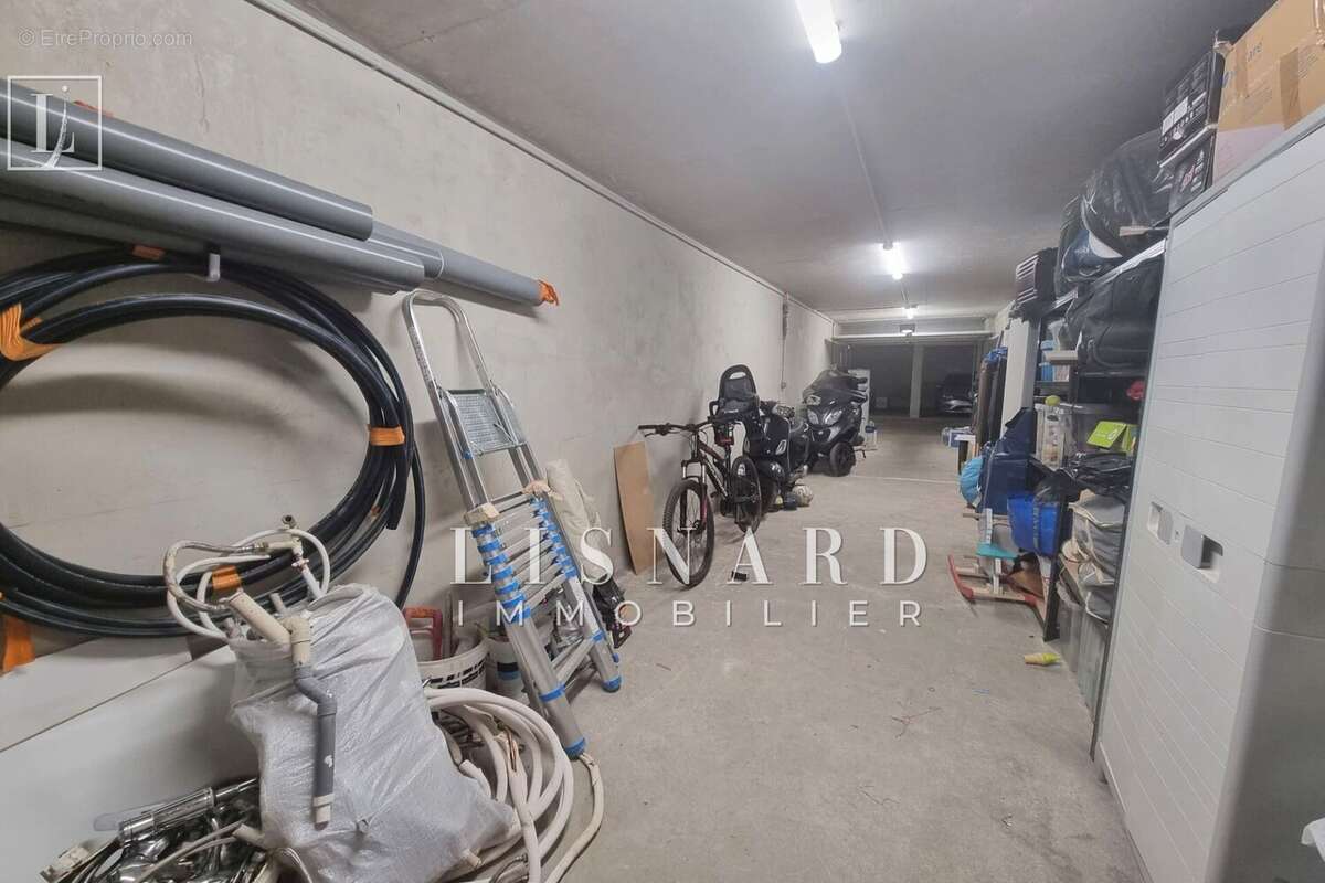 Parking à VALLAURIS