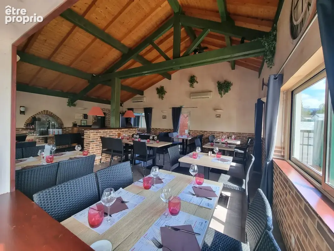 Murs et fonds de commerce d'un restaurant avec terrasse avec Appartement de 163 m2 avec terrasse + studio - photo 3