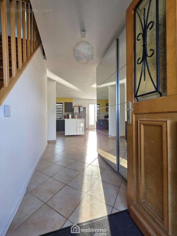 Dès l?entrée, laissez-vous séduire par des volumes lumineux et une atmosphère chaleureuse? Allons découvrir l?intérieur ! - Maison à VENDRESSE-BEAULNE