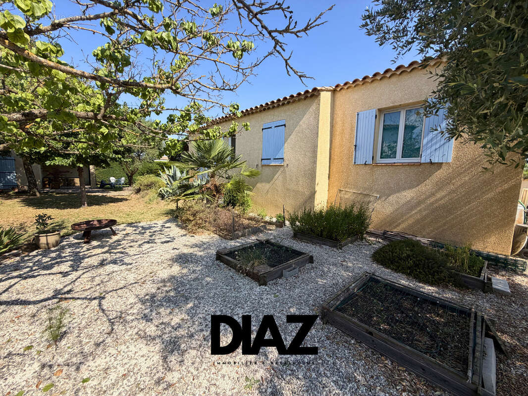 SAINT-CHAPTES   Villa de plain-pied 6 pièces de 120 m2 avec piscine et jardin paysagé - photo 11