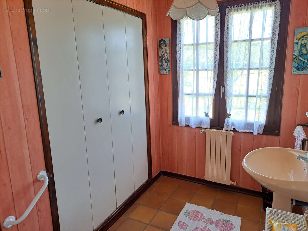 Grande maison sur un terrain de 15 780m2 avec une piscine et un garage de 52m2 - photo 23