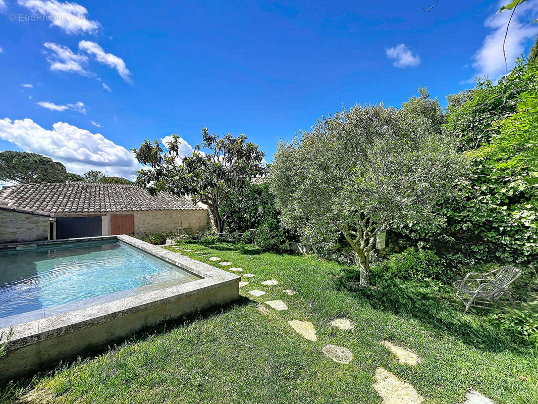 Maison en pierre rénovée, 3 chambres, double garage, jardin et piscine - photo 3