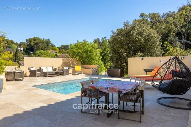 Marseille 11ème La Valentine/St Menet, Maison de 300m2 sur un Terrain de 2700m2 avec deux piscines, dépendances et garages - photo 14