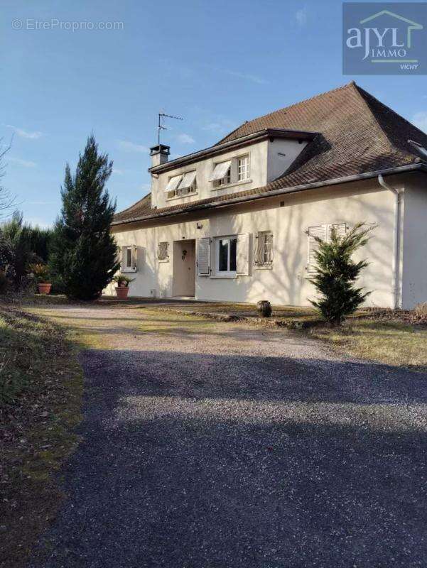 Maison 220 m² à Thiers  - photo 4