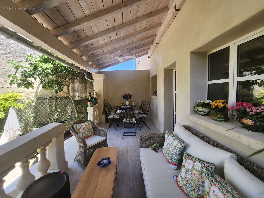 UZES Centre, Elégante maison de caractère d'exception, vendue meublée, jardin, terrasse et garage - photo 2