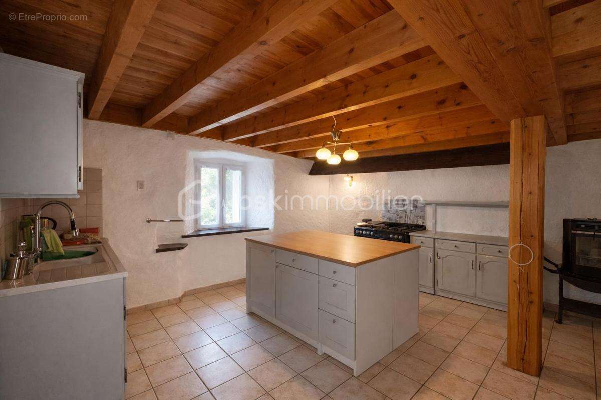 Maison en pierre 131 m² + grange 110 m² – Fort potentiel gîtes - photo 5