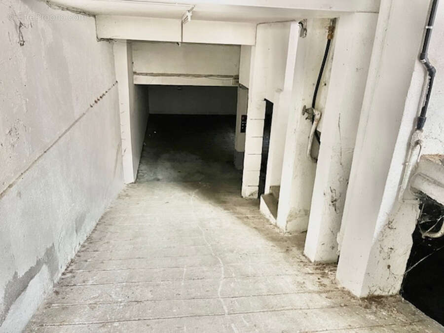 ensemble immobilier de deux lots, un local commercial et un parking de 350 m² en centre ville - photo 9