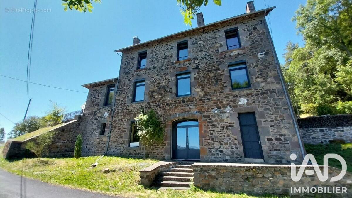Photo 1 - Maison à BESSE-ET-SAINT-ANASTAISE