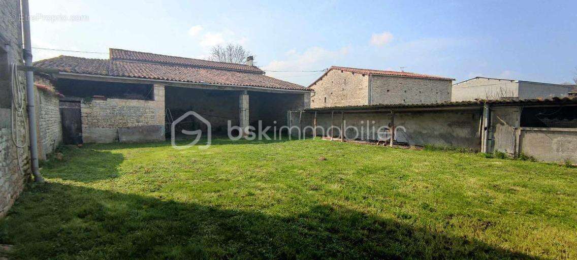 Maison à FONTENILLE-SAINT-MARTIN-D'ENTRAIGUES