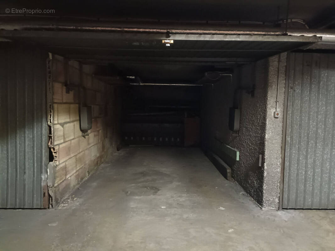 Parking à PARIS-18E