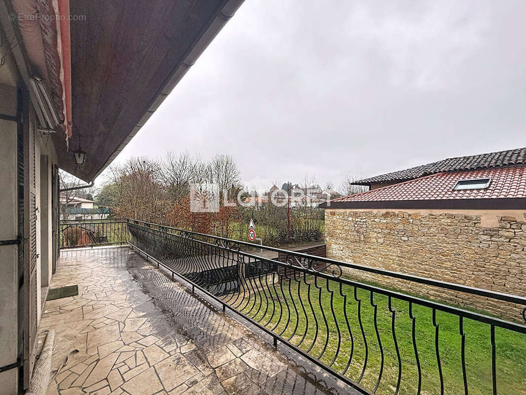 Maison à SAINT-JULIEN-SUR-REYSSOUZE