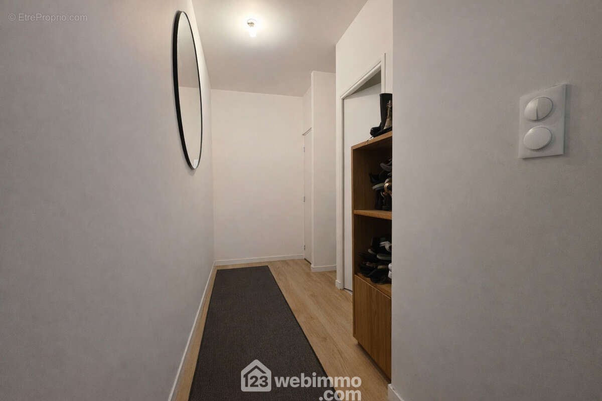 Découvrons le premier appartement : un T2 d?environ 36 m², fonctionnel et bien agencé avec une spacieuse entrée - Appartement à REIMS
