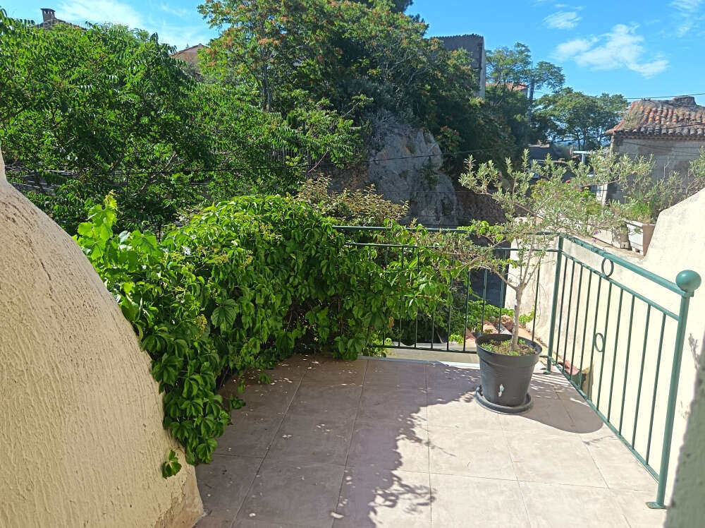 Maison de charme élevé d'un étage avec cour et et terrasse - photo 8
