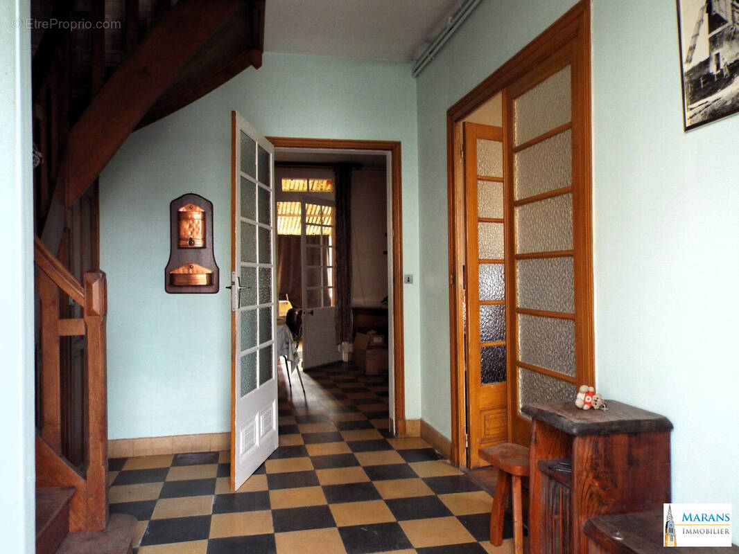 Entrée avec wc et accès étage - Maison à L'ILE-D'ELLE