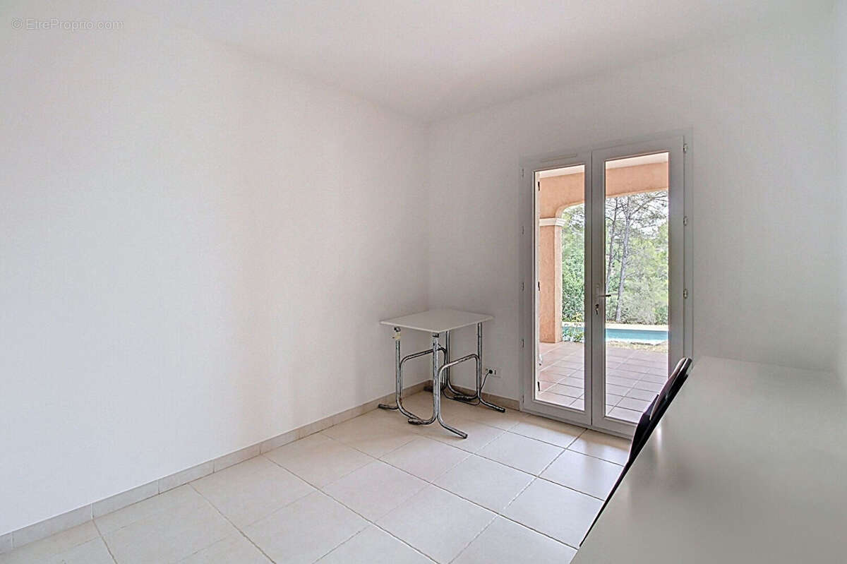 A VENDRE DRAGUIGNAN- Maison spacieuse avec PISCINE et terrain clos et arboré de 4000m² - Un véritable coup de coeur ! - photo 12