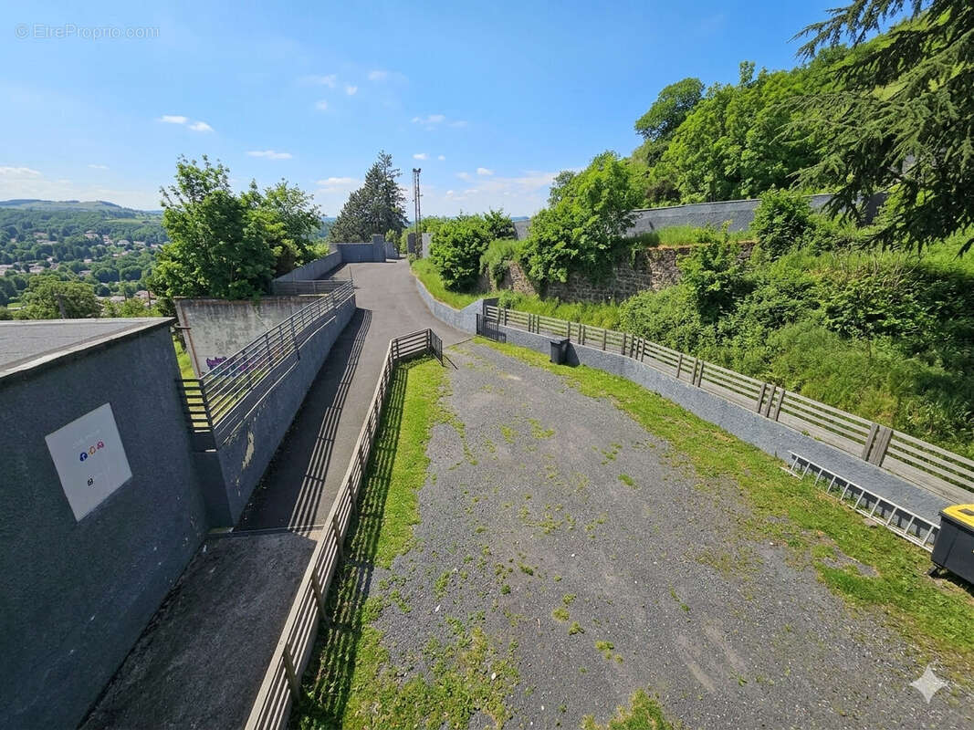 Bâtiment avec nombreux parkings sur terrain clos de 12000m² - photo 6