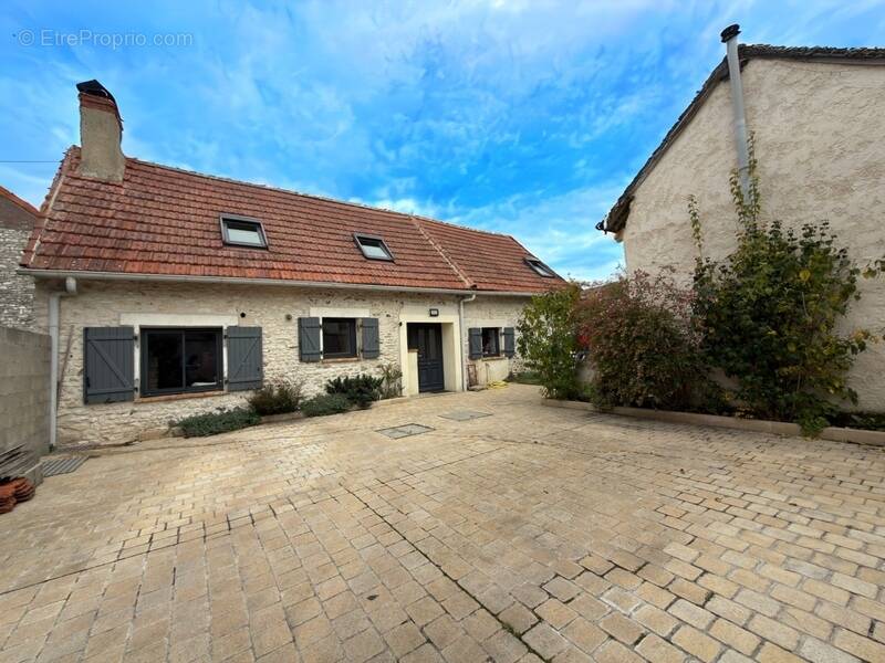 Maison à OULINS