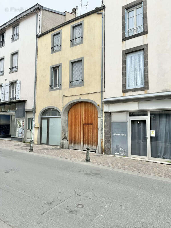Rare à riom   grand garage / grange avec fort potentiel - photo 3