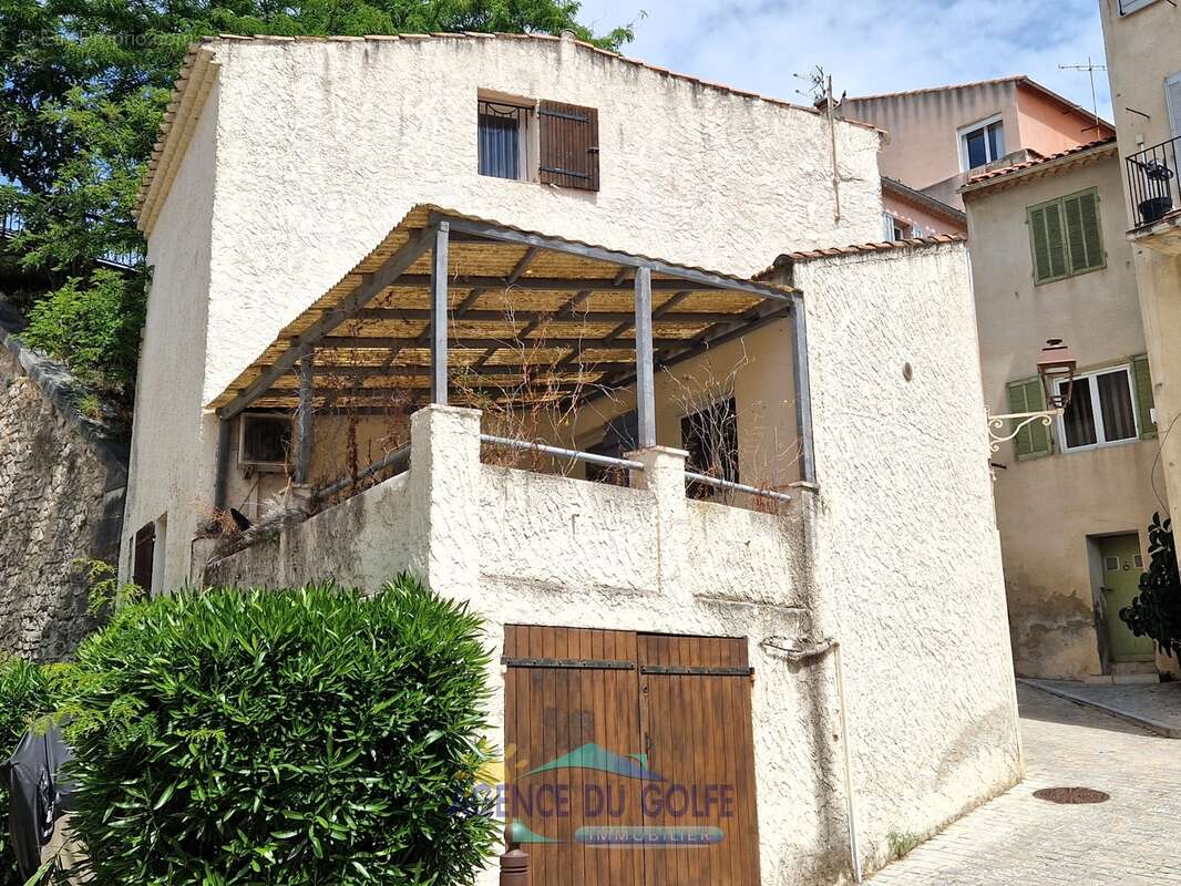Maison à CEYRESTE