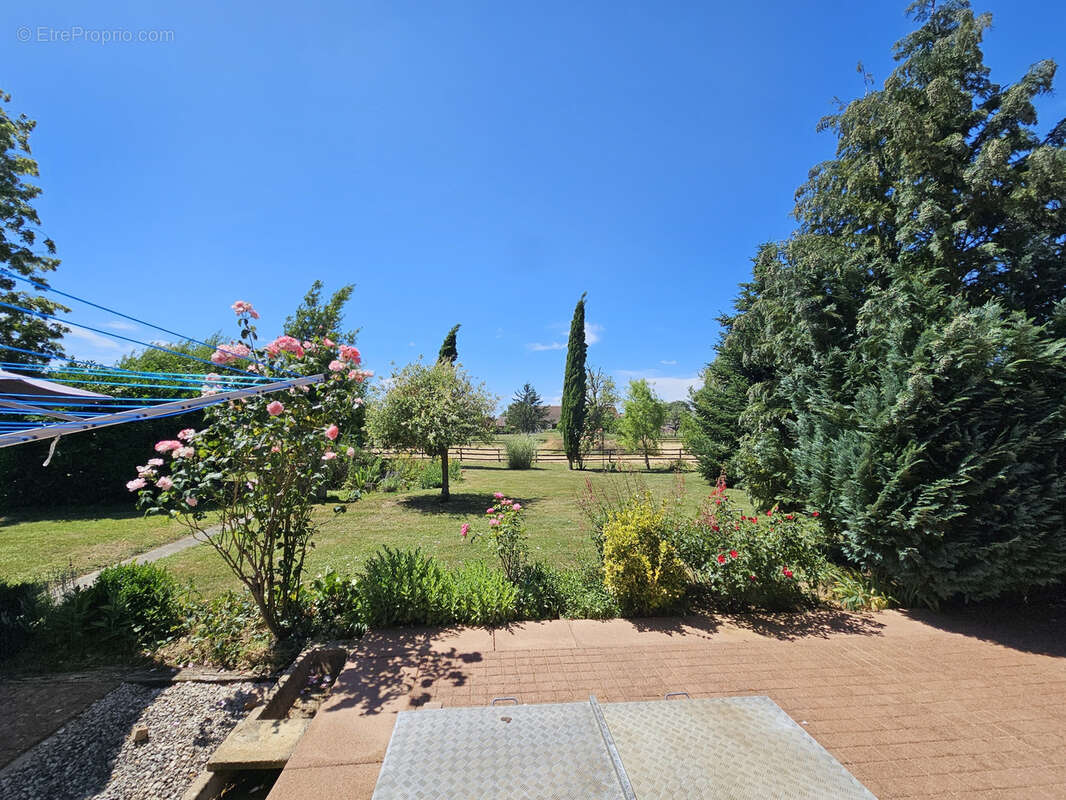 Grande maison ancienne rénovée avec terrasse et terrain à Devrouze - photo 3