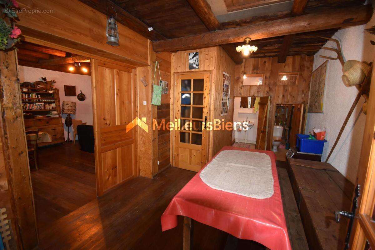 Maison de village, mitoyenne, à Névache, 140 m², 4 chambres, petit jardin, cave voûtée et cheminée - photo 11