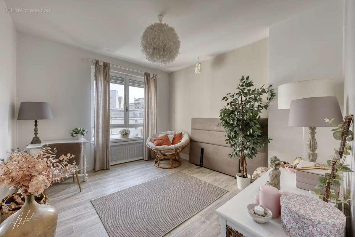 Appartement à PARIS-16E