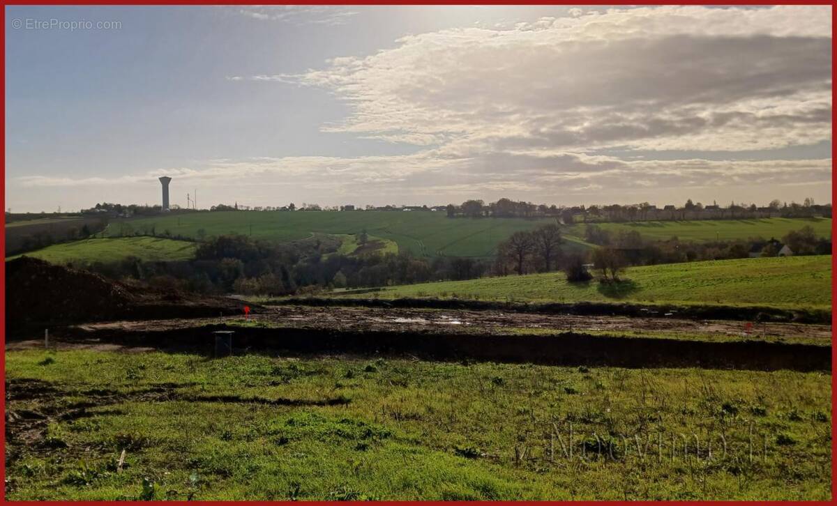 Terrain à POUILLE-LES-COTEAUX