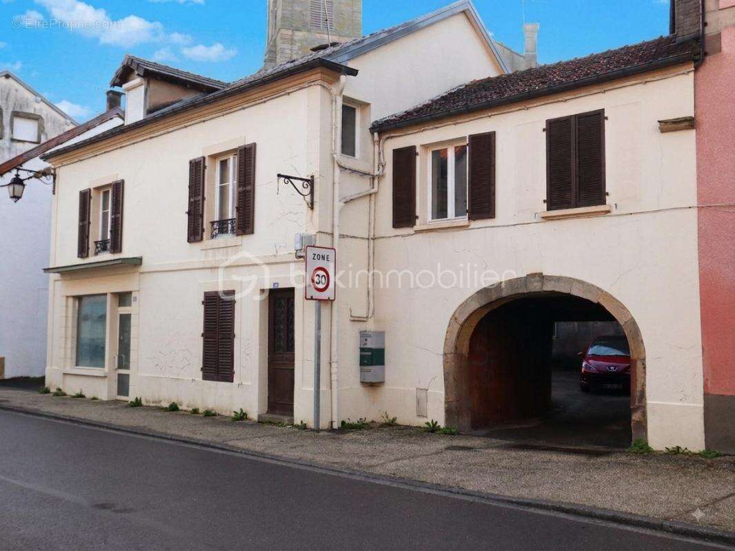 Maison  Fougerolles composée de : (un ancien local commercial , un T1 et un T3) - photo 2