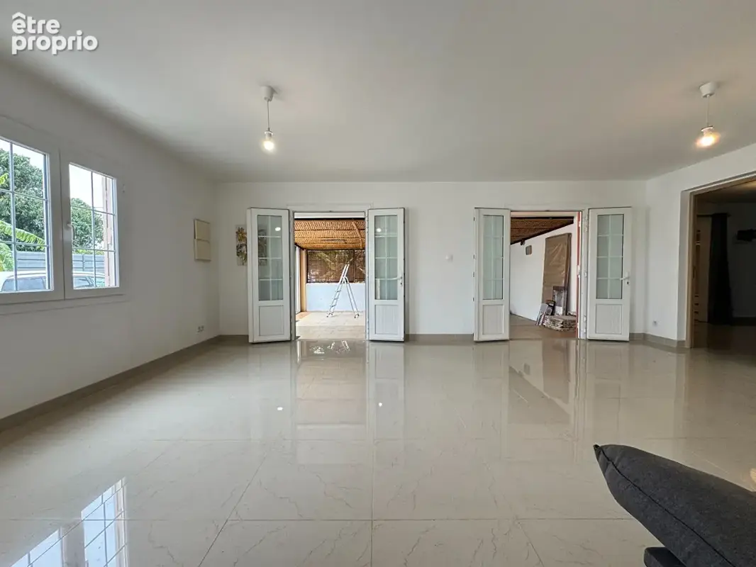 A VENDRE - Sainte-Marie - Maison T4 avec piscine et dépendance implantée sur un terrain de 636 m2 plat et cloturé - photo 4