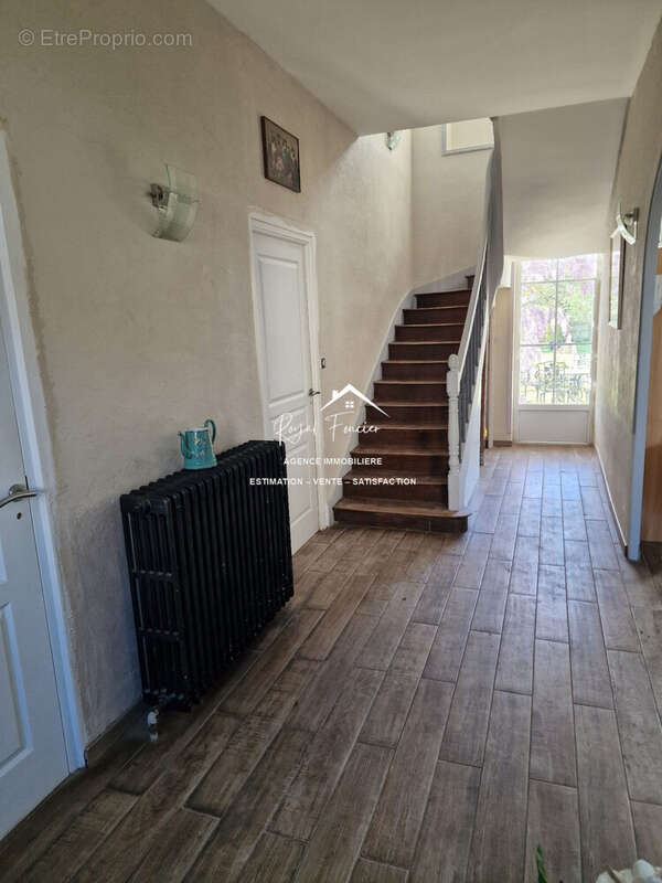 Entrée spacieuse  - Maison à DANGE-SAINT-ROMAIN