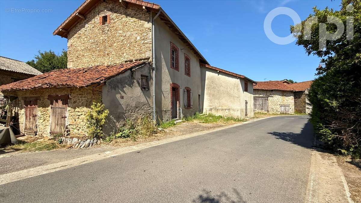  Maison à rénover avec ses 3 granges - photo 2