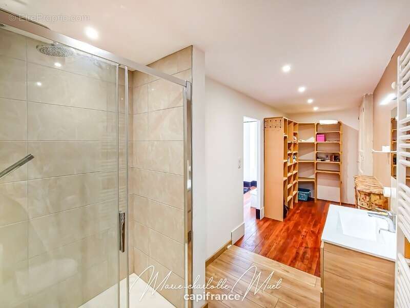 Maison à BAGE-LE-CHATEL