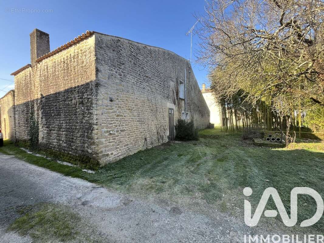 Maison 96 m² à Saint-Georges-De-Longuepierre  - photo 6