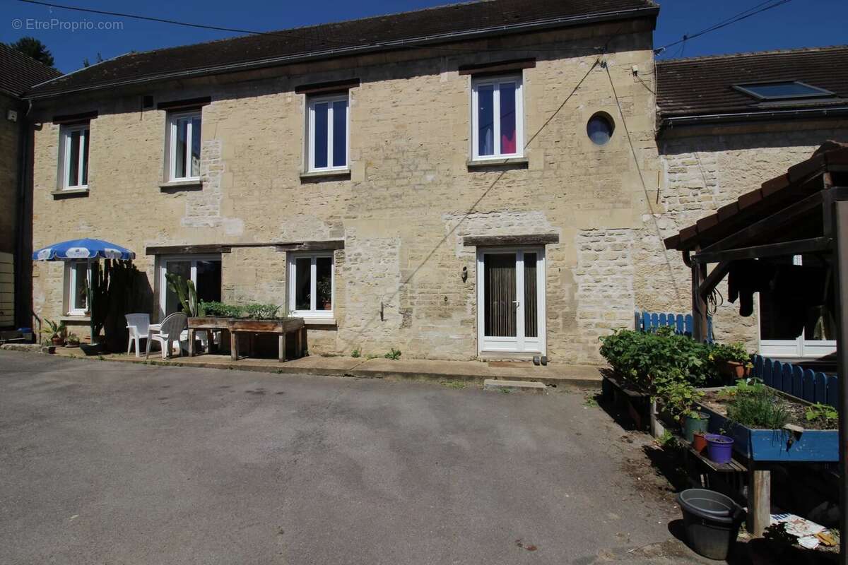 Commerce à CIRES-LES-MELLO