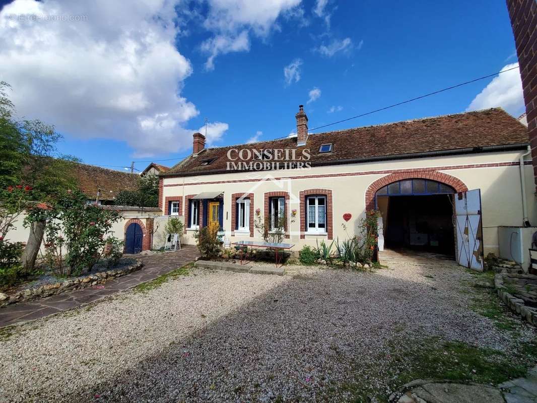 Maison à VILLENEUVE-SUR-YONNE