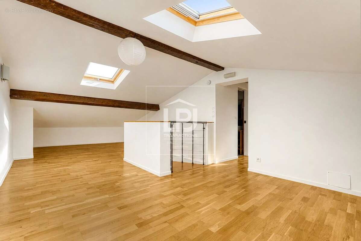 Bel appartement traversant T3 de 90 m² – Duplex, dernier étage – Petite copropriété, calme, quartier Marengo / La Colonne - photo 10