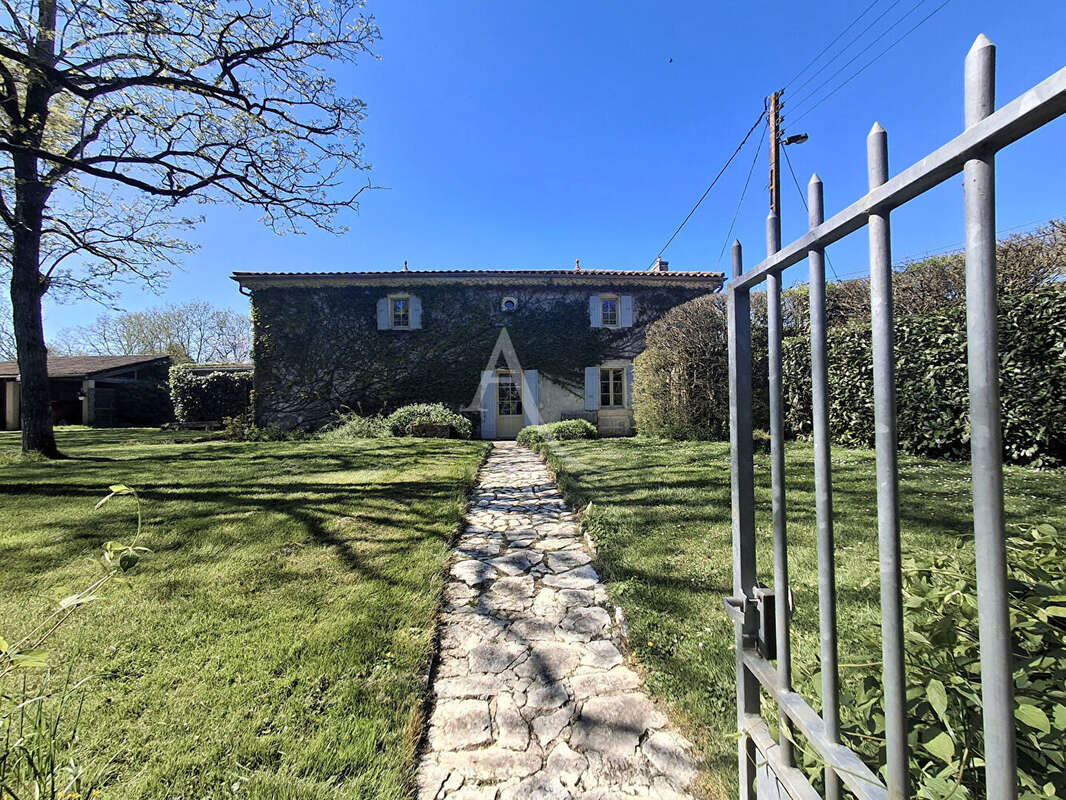 Maison à SAINT-HILAIRE-DE-VILLEFRANCHE
