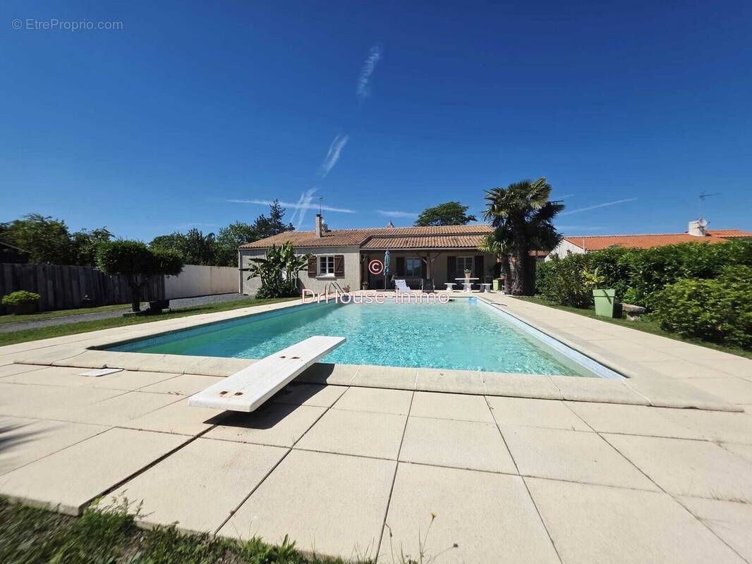 Maison à SAINTE-RADEGONDE-DES-NOYERS