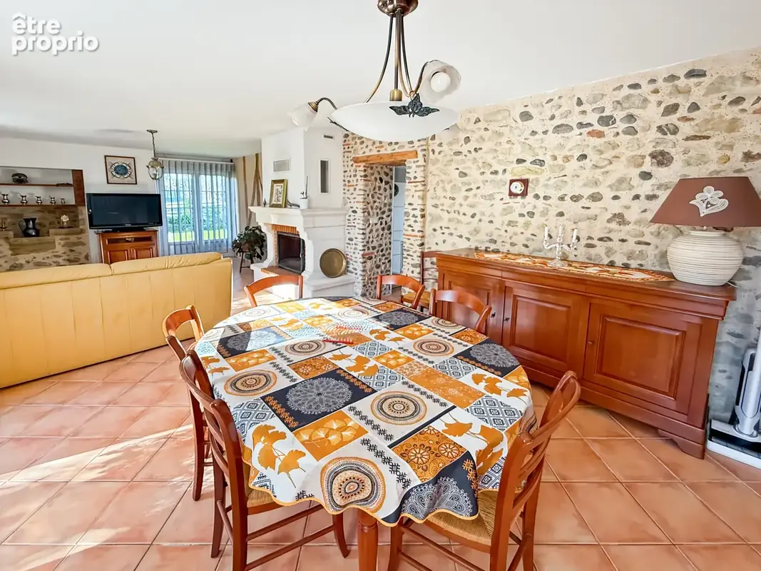 GERS (32) – À 10 min d’Aire-sur-l’Adour – Superbe maison en pierre rénovée de 160 m², 4 chambres, terrain arboré de 1 592 m² - photo 3