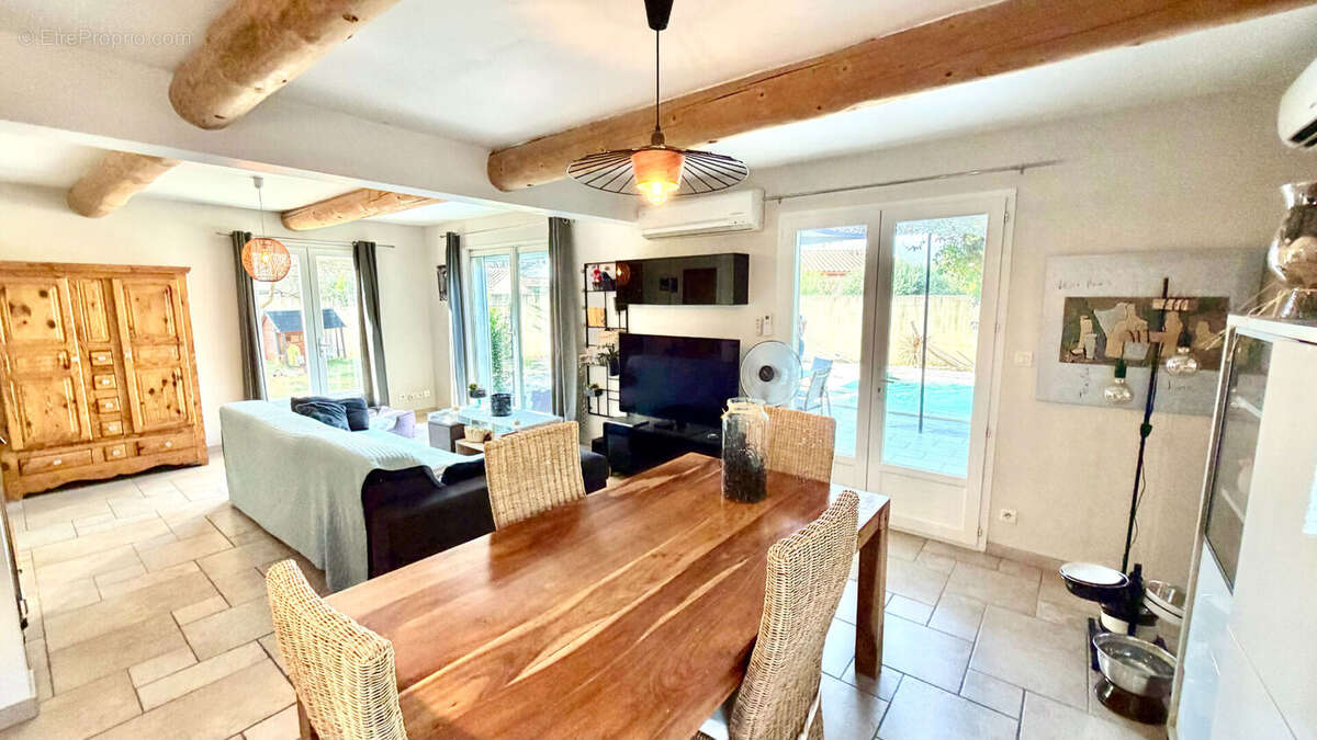 Villa avec piscine sur 444 m² de jardin clos et arboré, calme et résidentiel. - photo 6
