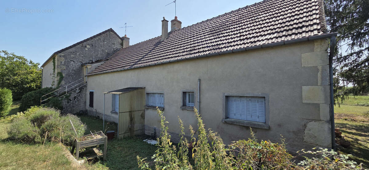Ancienne ferme avec nombreuses dépendances et plus de 3 000 m2 de terrain - photo 11