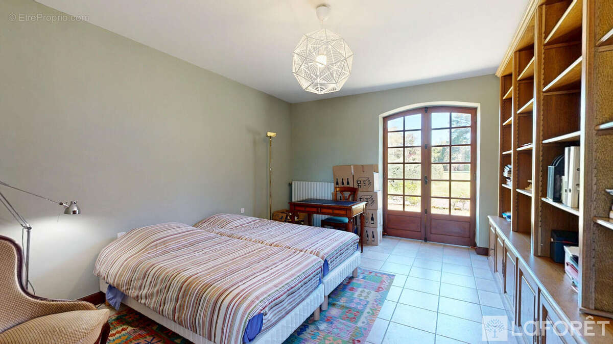 Ancienne cure du XVIIIe,  Propriété de caractère avec dépendances sur 1,7 ha - photo 7