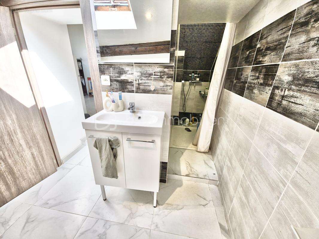 Duplex pour investissement locatif- T3 de 53m2 vendu loué ( bail meublé de 1 an) - photo 6