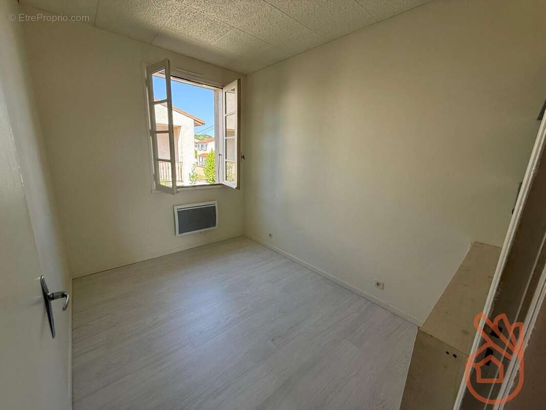Pavillon de 140 m² divisé en 2 appartements de 2 et 4 pièces avec jardin et garage - photo 10