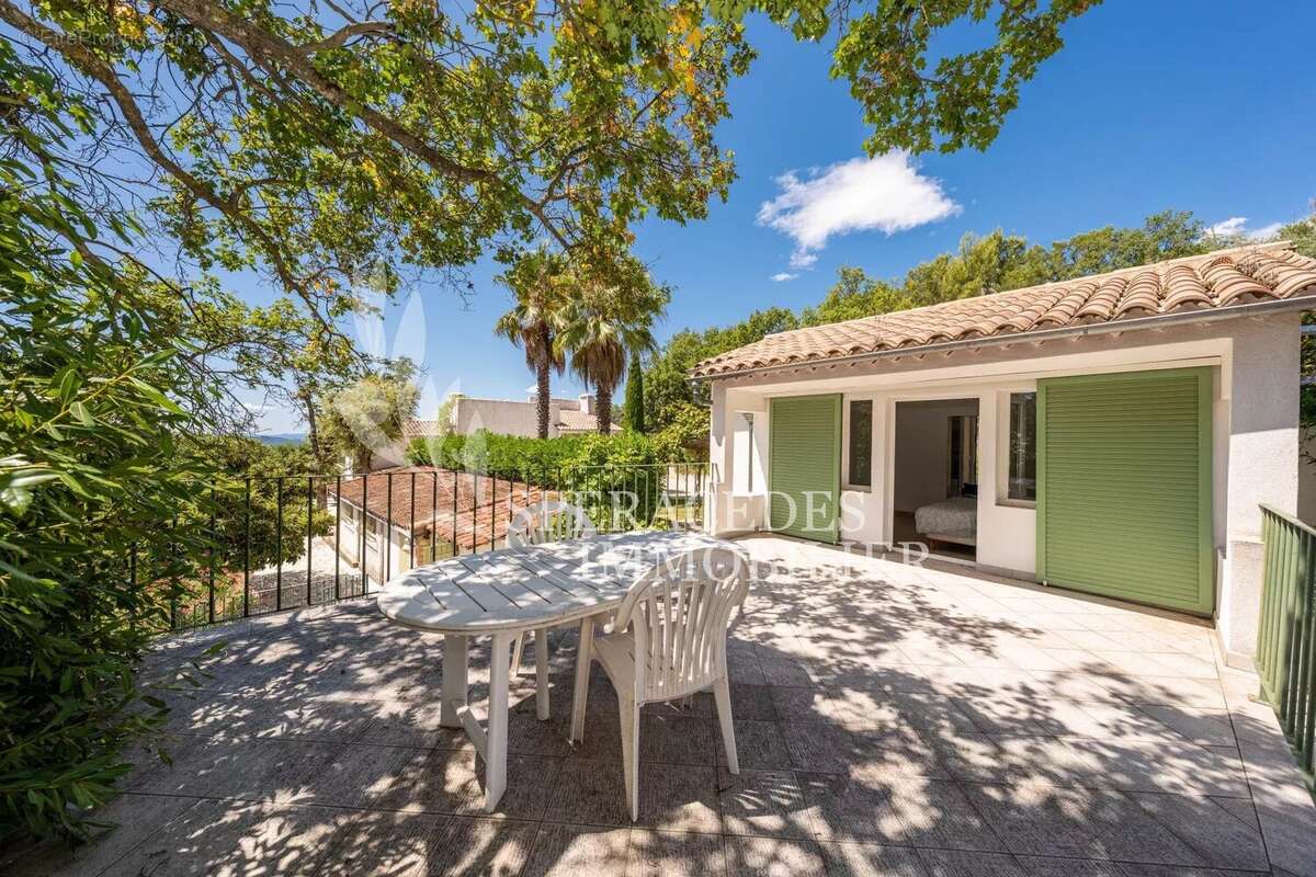 Maison à SAINT-CEZAIRE-SUR-SIAGNE