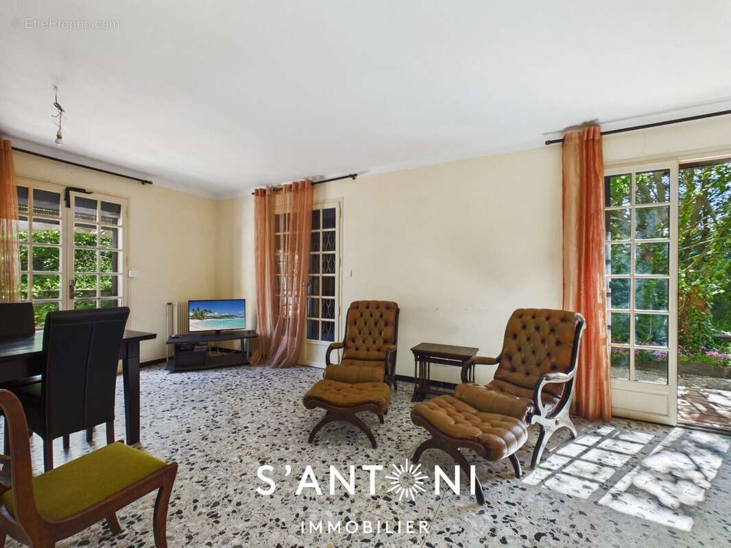 MARAUSSAN  Villa familiale de 155 m² sur une magnifique parcelle arborée de 1 300 m² avec piscine et grand garage - photo 3